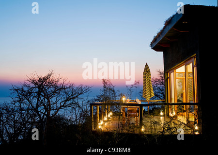 Il Malawi, il Parco Nazionale del Lago Malawi. La cena prevista sulla veranda di uno degli chalets di Pumulani Lodge con il Lago Malawi dietro. Foto Stock