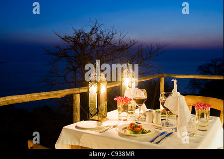 Il Malawi, il Parco Nazionale del Lago Malawi. La cena prevista sulla veranda di uno degli chalets di Pumulani Lodge con il Lago Malawi dietro. Foto Stock