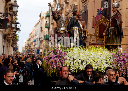 Sicilia, Italia, una "fratellanza" portante una delle statue in strada di Trapani Foto Stock