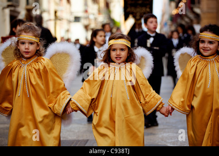 Sicilia, Italia, Europa occidentale; i bambini vestiti da angeli durante il 'misteri' processione in Trapani Foto Stock