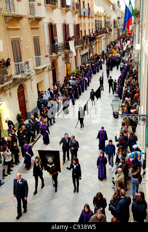 Sicilia, Italia, Europa occidentale; il 'misteri' processione passando attraverso le strade di Trapani il Venerdì Santo Foto Stock