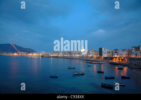 Sicilia, Italia, Europa occidentale; barche nel porto di pesca di Trapani Foto Stock