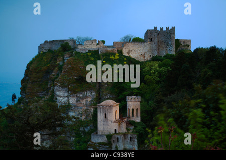 Sicilia, l'Italia, il castello normanno con torri medioevali sulla cima della collina di Erice. Foto Stock