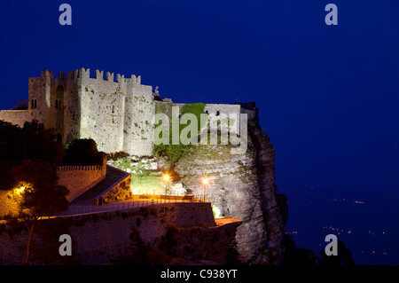 Sicilia, Italia, Europa occidentale; ' Castello di Venere", un castello normanno e torri medievali sulla sommità di una collina a Erice Foto Stock