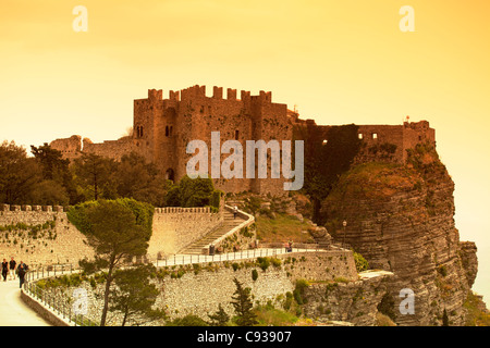 Sicilia, Italia, Europa occidentale; ' Castello di Venere", un castello normanno e torri medievali sulla sommità di una collina a Erice Foto Stock