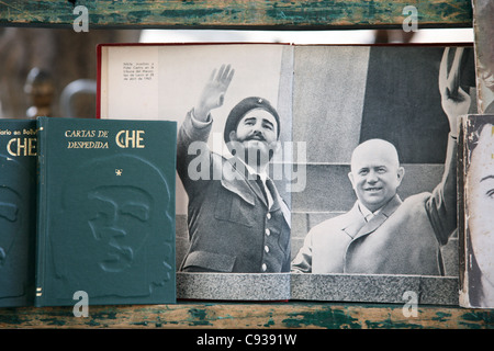 Fidel Castro e il leader sovietico Nikita Khrushchev visto in un libro al mercato del libro in Plaza de Armas in Avana, Cuba. Foto Stock