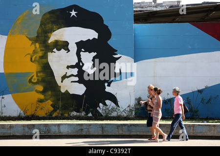 Graffiti basato sulla famosa fotografia di Ernesto Che Guevara da Alberto Korda a l'Avana, Cuba. Foto Stock