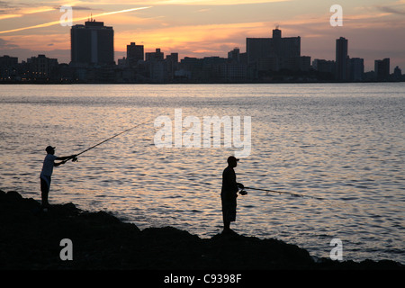 Pescatore al Malecon a l'Avana, Cuba. Foto Stock