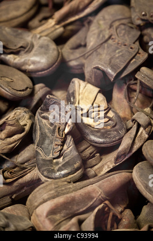 Polonia, Oswiecim, Auschwitz I campo di concentramento. Le scarpe che erano appartenuti alle vittime. Foto Stock