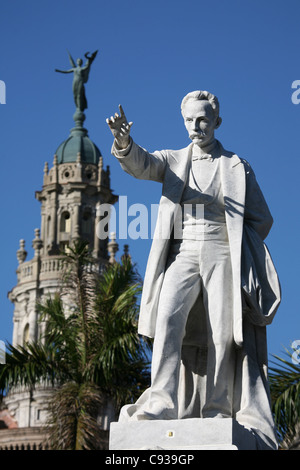 Monumento a cubano eroe nazionale Jose Marti al Central Park a l'Avana, Cuba. Il Grande Teatro è visto in background. Foto Stock