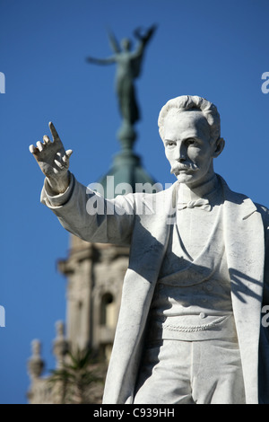 Monumento a cubano eroe nazionale Jose Marti al Central Park a l'Avana, Cuba. Il Grande Teatro è visto in background. Foto Stock