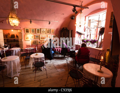 In Polonia, a Cracovia. All'interno di Camelot, un ben noto cafe a Cracovia, con il suo lampone pareti colorate. Foto Stock