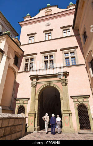 In Polonia, a Cracovia. Le arcate in stile rinascimentale con cortile presso il Castello Reale di Wawel sul colle di Wawel. Foto Stock