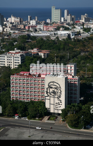 Ministero cubano degli interni con il famoso ritratto di Ernesto Che Guevara in Piazza della Rivoluzione a l'Avana, Cuba. Foto Stock