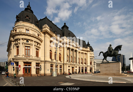 La Biblioteca Centrale Università di Bucarest, situato attraversata la strada dal Museo Nazionale di Arte della Romania. Foto Stock