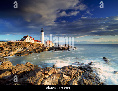 Portland Head Light a Fort Williams Park a Cape Elizabeth nel Maine all'alba Foto Stock