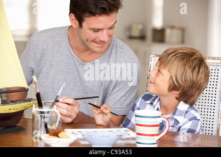 Padre fare di modello con figlio Foto Stock