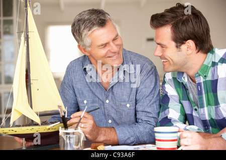 Adulto padre e figlio fare di modello Foto Stock