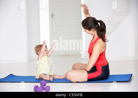 La madre e il bambino a praticare lo yoga Foto Stock