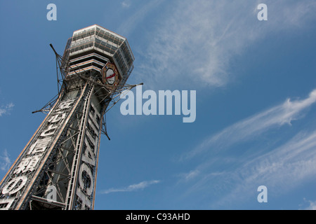 La torre Tsutenkaku in Osaka Shinsekai del distretto. Giappone Foto Stock