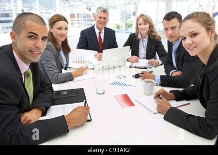 Gruppo misto nella riunione di affari Foto Stock
