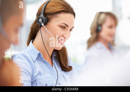 Imprenditrice di indossare le cuffie Foto Stock