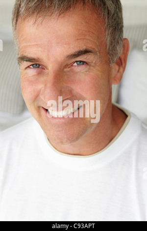 Metà uomo dell'età di testa e spalle Foto Stock