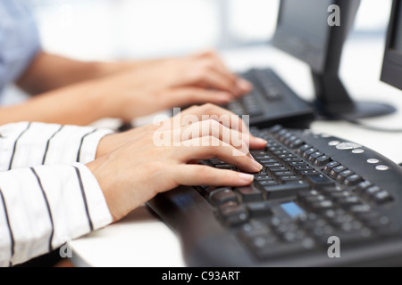 Close up imprenditrici la digitazione Foto Stock