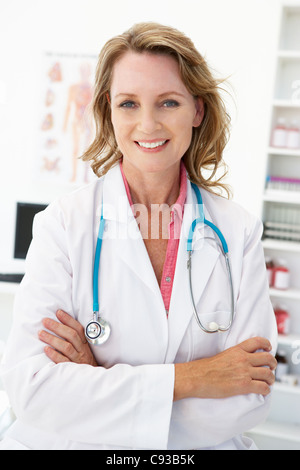 Metà femmina età medico Foto Stock