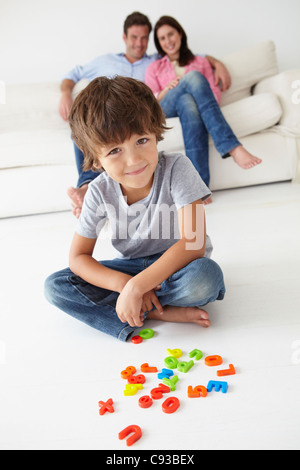 I genitori guardare figlio giocare Foto Stock