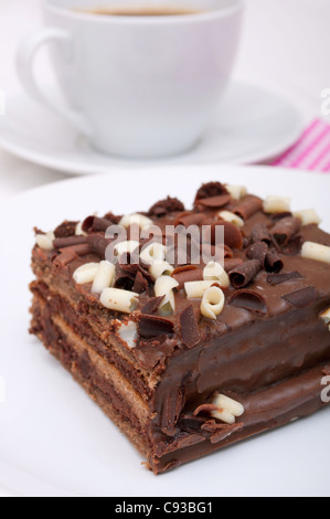Torta al cioccolato casalinga - Brownies e la tazza di caffè sulla piastra bianca Foto Stock