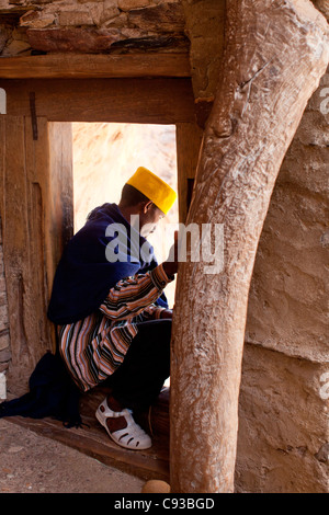 Ortodossi Chrisian sacerdote a la cima monastero di Debre Damo vicino al confine eritreo nel Tigray, Nord dell'Etiopia. Foto Stock