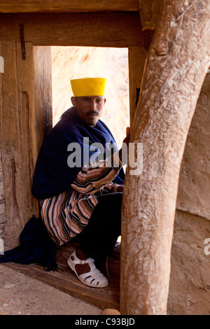 Ortodossi Chrisian sacerdote a la cima monastero di Debre Damo vicino al confine eritreo nel Tigray, Nord dell'Etiopia. Foto Stock