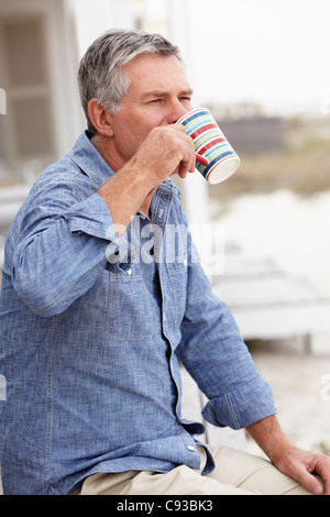 Uomo senior di relax all'aperto Foto Stock