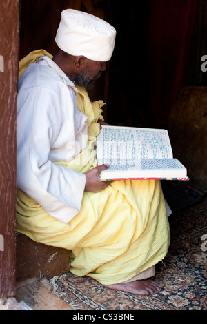 Ortodossi Chrisian sacerdote a la cima monastero di Debre Damo vicino al confine eritreo nel Tigray, Nord dell'Etiopia. Foto Stock