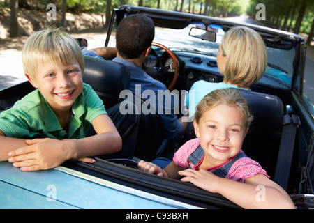 Famiglia in auto sportiva Foto Stock