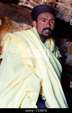 Ortodossi Chrisian sacerdote a la cima monastero di Debre Damo vicino al confine eritreo nel Tigray, Nord dell'Etiopia. Foto Stock