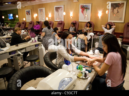 Una scena in un vietnamita nail bar stallo, Montgomery Mall, Washington DC, Stati Uniti d'America Foto Stock