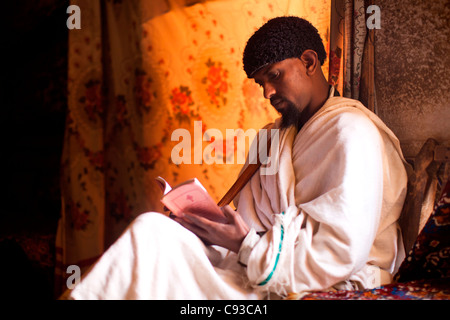 Ortodossi Chrisian Monaco presso la cima monastero di Debre Damo vicino al confine eritreo nel Tigray, Nord dell'Etiopia. Foto Stock