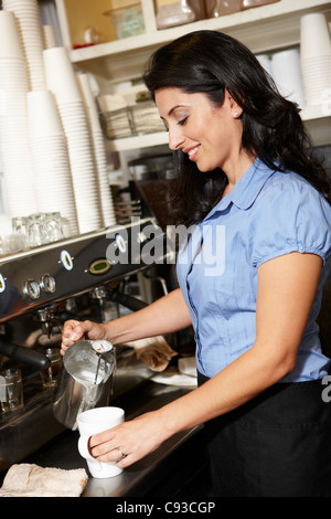 Donna che lavorano in coffee shop Foto Stock