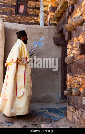 Ortodossi Chrisian sacerdote a la cima monastero di Debre Damo vicino al confine eritreo nel Tigray, Nord dell'Etiopia. Foto Stock