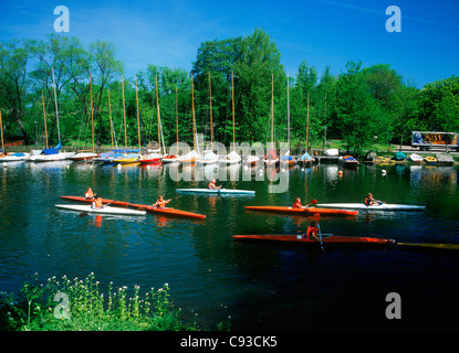 Kids kayak su città canale chiamato Långholmen, passando le righe delle barche a vela ormeggiata in Stoccolma Svezia Foto Stock