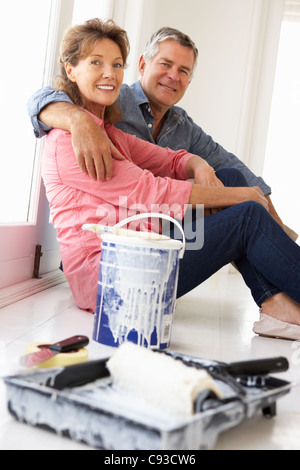 Coppia senior casa decorazione Foto Stock