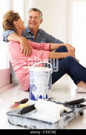 Coppia senior casa decorazione Foto Stock