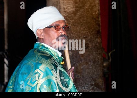 Ortodossi Chrisian sacerdote a la cima monastero di Debre Damo vicino al confine eritreo nel Tigray, Nord dell'Etiopia. Foto Stock