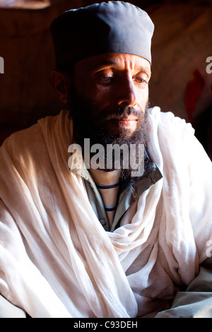 Ritratto di un cristiano ortodosso sacerdote a la cima monastero di Debre Damo nel Tigray, l'Etiopia settentrionale, Africa. Foto Stock