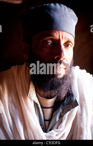 Ritratto di un cristiano ortodosso sacerdote a la cima monastero di Debre Damo nel Tigray, l'Etiopia settentrionale, Africa. Foto Stock