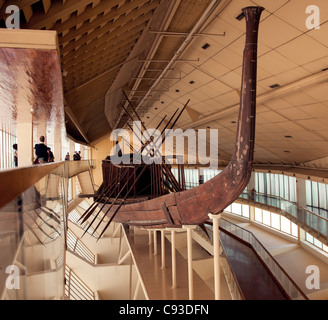 Barca solare nel museo accanto alla grande Piramide di Giza Foto Stock