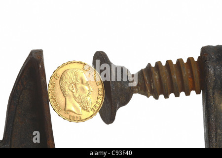 Antica moneta in oro nella morsa Foto Stock