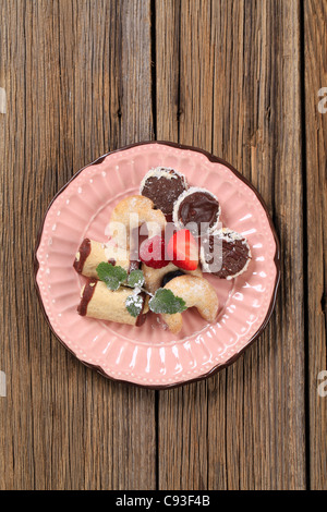 La varietà dei cookie su una piastra di rosa Foto Stock